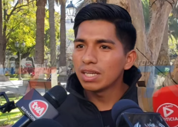 CONCEJAL Y BOMBERO VOLUNTARIO INFORMA SOBRE LA SITUACIÓN ACTUAL DEL INCENDIO, EL CUAL SE ESTARÍA DESCONTROLANDO, POR LO QUE MÁS BOMBEROS VOLUNTARIOS ESTÁN ACUDIENDO AL LUGAR.