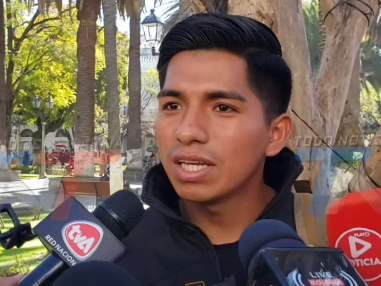 CONCEJAL Y BOMBERO VOLUNTARIO INFORMA SOBRE LA SITUACIÓN ACTUAL DEL INCENDIO, EL CUAL SE ESTARÍA DESCONTROLANDO, POR LO QUE MÁS BOMBEROS VOLUNTARIOS ESTÁN ACUDIENDO AL LUGAR.