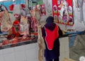 R0BAN 20 POLLOS VALORADOS EN BS 700 DE UN PUESTO DEL MERCADO AVAROA Y EL HECHO QUEDA REGISTRADO EN CÁMARAS.