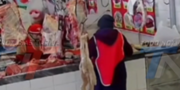 R0BAN 20 POLLOS VALORADOS EN BS 700 DE UN PUESTO DEL MERCADO AVAROA Y EL HECHO QUEDA REGISTRADO EN CÁMARAS.