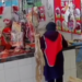 R0BAN 20 POLLOS VALORADOS EN BS 700 DE UN PUESTO DEL MERCADO AVAROA Y EL HECHO QUEDA REGISTRADO EN CÁMARAS.