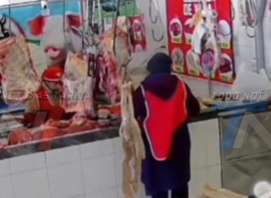 R0BAN 20 POLLOS VALORADOS EN BS 700 DE UN PUESTO DEL MERCADO AVAROA Y EL HECHO QUEDA REGISTRADO EN CÁMARAS.