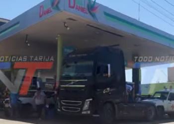 LARGAS FILAS PARA CARGAR DIÉSEL EN TARIJA SE DEBEN A LA FALTA DE COMBUSTIBLE EN VILLAZÓN, TUPIZA Y UYUNI.