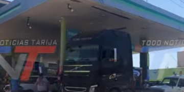 LARGAS FILAS PARA CARGAR DIÉSEL EN TARIJA SE DEBEN A LA FALTA DE COMBUSTIBLE EN VILLAZÓN, TUPIZA Y UYUNI.