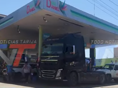 LARGAS FILAS PARA CARGAR DIÉSEL EN TARIJA SE DEBEN A LA FALTA DE COMBUSTIBLE EN VILLAZÓN, TUPIZA Y UYUNI.