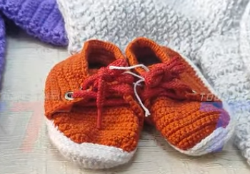 TEJEDORAS SOLIDARIAS DONAN MÁS DE 100 CHAMBRITAS, GORRITOS Y PULPITOS PARA BEBÉS DE LA UNIDAD DE CUIDADOS INTENSIVOS NEONATALES DEL HOSPITAL SAN JUAN DE DIOS DE TARIJA.