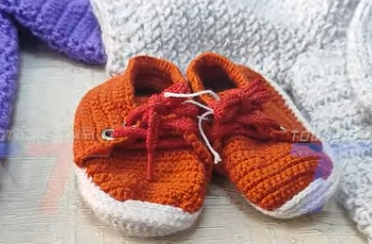 TEJEDORAS SOLIDARIAS DONAN MÁS DE 100 CHAMBRITAS, GORRITOS Y PULPITOS PARA BEBÉS DE LA UNIDAD DE CUIDADOS INTENSIVOS NEONATALES DEL HOSPITAL SAN JUAN DE DIOS DE TARIJA.