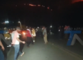 ERQUIZ CEIBAL CONTINÚA EN LLAMAS; BOMBEROS Y VOLUNTARIOS MANTIENEN LA LUCHA CONTRA EL FUEGO