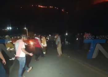 ERQUIZ CEIBAL CONTINÚA EN LLAMAS; BOMBEROS Y VOLUNTARIOS MANTIENEN LA LUCHA CONTRA EL FUEGO