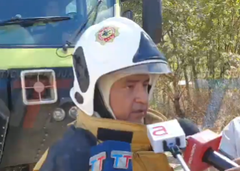 SE REACTIVA EL INCENDIO EN ERQUIZ, PERO BOMBEROS LOGRARON SOFOCARLO ANTES DE QUE AFECTARA A LAS VIVIENDAS.