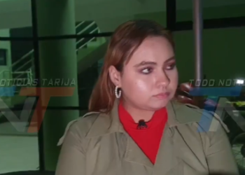 DENUNCIAN EN UN CASO DE ASISTENCIA FAMILIAR POLICIAS EXIGEN PASAJE DE VUELTA DE SANTA CRUZ A TARIJA EN AVION Y BS 1000 DE VIATICOS PARA 2 POLICIAS QUE TRASLADARAN AL APREHENDIDO