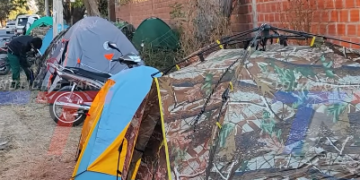 PADRES Y ESTUDIANTES PASAN LA NOCHE EN VIGILIA CON LA ESPERANZA DE CONSEGUIR UN CUPO PARA EL SERVICIO PREMILITAR EN TARIJA Y PIDEN QUE SE HABILITE UNA NUEVA FASE DE INSCRIPCIONES.