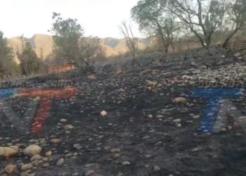 EN MENOS DE UN MINUTO EL FUEGO SE NOS VINO ENCIMA: VECINOS DE BELLA VISTA RELATAN EL DRAMÁTICO MOMENTO EN QUE LAS LLAMAS ARRASARON LA COMUNIDAD. ASEGURAN QUE UN CORTOCIRCUITO EN UN POSTE DE ENERGÍA DESATO EL INCENDIO