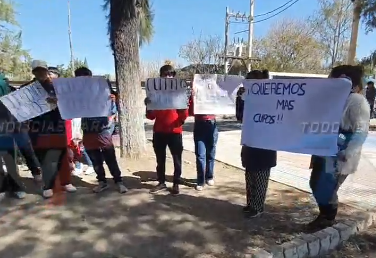 JOVENES CON TODAS LAS GANAS DE SERVIR A SU PATRIA NO PIERDEN LA ESPERANZA DE CONSEGUIR UN CUPO INGRESAR A LA PREMILITAR CONTINUAN A LA ESPERA