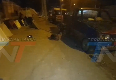 Vecinos retienen a presunto ladrón dentro de una camioneta y advierten con tomar medidas ante nuevos robos