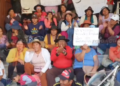 PADRES DE FAMILIA DEL COL. NASARIA IGNACIA MARCH PROTESTAN EN AFUERAS DE LA DIRECCION DEPARTAMENTAL PIDIENDO LA CONSTRUCCION DEL TINGLADO PARA SU UNIDAD EDUCATIVA