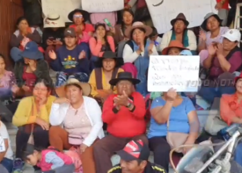 PADRES DE FAMILIA DEL COL. NASARIA IGNACIA MARCH PROTESTAN EN AFUERAS DE LA DIRECCION DEPARTAMENTAL PIDIENDO LA CONSTRUCCION DEL TINGLADO PARA SU UNIDAD EDUCATIVA