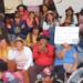 PADRES DE FAMILIA DEL COL. NASARIA IGNACIA MARCH PROTESTAN EN AFUERAS DE LA DIRECCION DEPARTAMENTAL PIDIENDO LA CONSTRUCCION DEL TINGLADO PARA SU UNIDAD EDUCATIVA