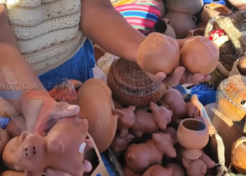 Vendedora de productos artesanales llegó desde Cochabamba a la Feria de Santa Anita y busca cubrir sus gastos de retorno