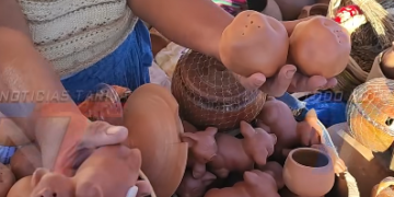 Vendedora de productos artesanales llegó desde Cochabamba a la Feria de Santa Anita y busca cubrir sus gastos de retorno