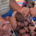 Vendedora de productos artesanales llegó desde Cochabamba a la Feria de Santa Anita y busca cubrir sus gastos de retorno