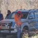 ENCAPUCHAD0S Y ARMAD0S INGRESARON A ROBAR A UN DOMICILIO EN LA ZONA DE SAN MATEO Y SE ROBAR0N UNA CAMIONETA HILUX BLANCA PARA UIR LA CUAL GUE ABANDONADA DEBAJO DE UN PUENTE.