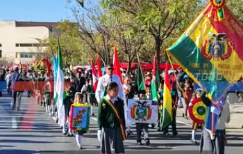 ESTUDIANTES RINDEN HOMENAJE A BOLIVIA CON EL DESFILE ESCOLAR POR LOS 201 AÑOS DE INDEPENDENCIA.
