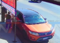 CAMIONETA COLISIONÓ CONTRA UN VEHÍCULO QUE SE ENCONTRABA ESTACIONADO EN EL LUGAR. EN EL SITIO SE OBSERVÓ A UN HOMBRE COLGADO DE LA VENTANA DEL LADO DEL CONDUCTOR.