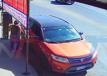 CAMIONETA COLISIONÓ CONTRA UN VEHÍCULO QUE SE ENCONTRABA ESTACIONADO EN EL LUGAR. EN EL SITIO SE OBSERVÓ A UN HOMBRE COLGADO DE LA VENTANA DEL LADO DEL CONDUCTOR.