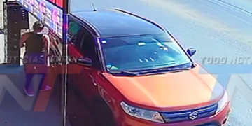 CAMIONETA COLISIONÓ CONTRA UN VEHÍCULO QUE SE ENCONTRABA ESTACIONADO EN EL LUGAR. EN EL SITIO SE OBSERVÓ A UN HOMBRE COLGADO DE LA VENTANA DEL LADO DEL CONDUCTOR.