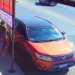 CAMIONETA COLISIONÓ CONTRA UN VEHÍCULO QUE SE ENCONTRABA ESTACIONADO EN EL LUGAR. EN EL SITIO SE OBSERVÓ A UN HOMBRE COLGADO DE LA VENTANA DEL LADO DEL CONDUCTOR.