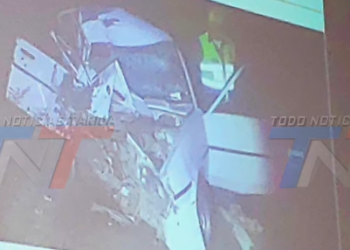 TRÁGIC0 ACCIDENTE UNA INVASIÓN DE CARRIL TERMINÓ EN UNA COLISIÓN FRONTAL ENTRE UNA VAGONETA Y UN MINIBÚS, DEJANDO UN FALLECID0.