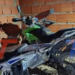 POLICÍA RECUPERÓ TRES MOTOCICLETAS ROBADAS ENTRE EL 8 Y 9 DE AGOSTO EN TARIJA TRAS INTERVENIR UNA CONSTRUCCIÓN DONDE TRES HOMBRES INTENTABAN SACARLAS PARA PRESUNTAMENTE COMERCIALIZARLAS.