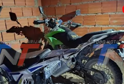 POLICÍA RECUPERÓ TRES MOTOCICLETAS ROBADAS ENTRE EL 8 Y 9 DE AGOSTO EN TARIJA TRAS INTERVENIR UNA CONSTRUCCIÓN DONDE TRES HOMBRES INTENTABAN SACARLAS PARA PRESUNTAMENTE COMERCIALIZARLAS.