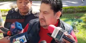 PADRES DE FAMILIA DENUNCIAN LA REDUCCIÓN DE LA SANCIÓN CONTRA UN PROFESOR ACUSADO DE DAÑOS PSICOLÓGICO. , QUIEN FUE SUSPENDIDO POR TRES MESES. EXIGEN QUE SE CUMPLA UNA SANCIÓN ACORDE A LA GRAVEDAD DEL CASO Y ANUNCIAN QUE PRESENTARÁN LA DENUNCIA ANTE EL MINISTERIO DE EDUCACIÓN.