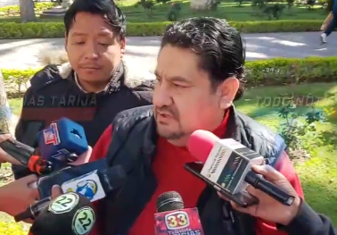 PADRES DE FAMILIA DENUNCIAN LA REDUCCIÓN DE LA SANCIÓN CONTRA UN PROFESOR ACUSADO DE DAÑOS PSICOLÓGICO. , QUIEN FUE SUSPENDIDO POR TRES MESES. EXIGEN QUE SE CUMPLA UNA SANCIÓN ACORDE A LA GRAVEDAD DEL CASO Y ANUNCIAN QUE PRESENTARÁN LA DENUNCIA ANTE EL MINISTERIO DE EDUCACIÓN.