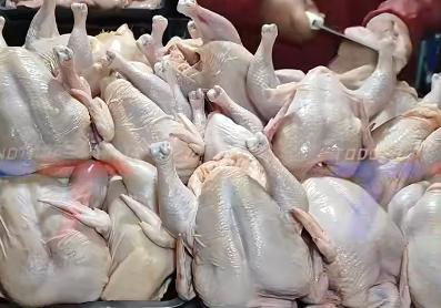 POLLO SE VENDE A BS 25 EL KILO EN TARIJA TRAS HABER LLEGADO HASTA BS 30. COMERCIANTES SEÑALAN QUE AÚN NO SE SABE SI EL PRECIO SEGUIRÁ BAJANDO O VOLVERÁ A SUBIR.