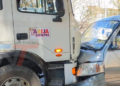 EL MINIBÚS SE DESENGANCHO Y SE MOVIÓ EN DIRECCIÓN HACIA EL CAMIÓN. YO ME ENCONTRABA EN LA PARTE DELANTERA Y ESCUCHÉ QUE EL MINIBÚS GOLPEÓ EL RETROVISOR DE UNA HILUX.