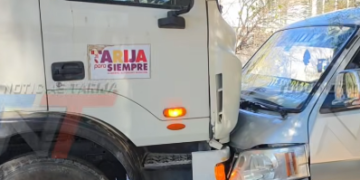 EL MINIBÚS SE DESENGANCHO Y SE MOVIÓ EN DIRECCIÓN HACIA EL CAMIÓN. YO ME ENCONTRABA EN LA PARTE DELANTERA Y ESCUCHÉ QUE EL MINIBÚS GOLPEÓ EL RETROVISOR DE UNA HILUX.