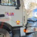 EL MINIBÚS SE DESENGANCHO Y SE MOVIÓ EN DIRECCIÓN HACIA EL CAMIÓN. YO ME ENCONTRABA EN LA PARTE DELANTERA Y ESCUCHÉ QUE EL MINIBÚS GOLPEÓ EL RETROVISOR DE UNA HILUX.