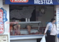 CARNICEROS DE LA AVENIDA BELGRANO REPORTAN FUERTE CAÍDA EN LAS VENTAS Y ADVIERTEN QUE UN POSIBLE CAMBIO DE RÉGIMEN PODRÍA AFECTAR AÚN MÁS SU ACTIVIDAD.