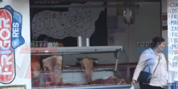 CARNICEROS DE LA AVENIDA BELGRANO REPORTAN FUERTE CAÍDA EN LAS VENTAS Y ADVIERTEN QUE UN POSIBLE CAMBIO DE RÉGIMEN PODRÍA AFECTAR AÚN MÁS SU ACTIVIDAD.