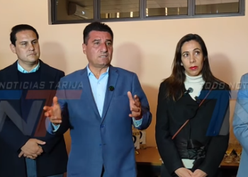 Impulso histórico al turismo tarijeño: alcalde Johnny Torres recibió el vuelo inaugural de Ecojet