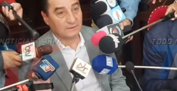 ALCALDE INFORMA SOBRE LA CONSTRUCCIÓN DE TINGLADOS EN UNIDADES EDUCATIVAS Y GESTIONES PARA CONSEGUIR RECURSOS
