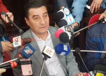 ALCALDE INFORMA SOBRE LA CONSTRUCCIÓN DE TINGLADOS EN UNIDADES EDUCATIVAS Y GESTIONES PARA CONSEGUIR RECURSOS