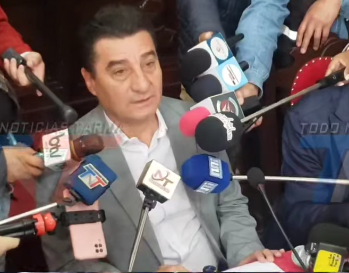 ALCALDE INFORMA SOBRE LA CONSTRUCCIÓN DE TINGLADOS EN UNIDADES EDUCATIVAS Y GESTIONES PARA CONSEGUIR RECURSOS