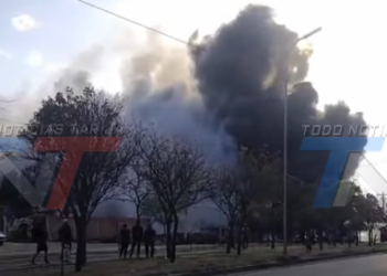 INCENDIO EN SAN JORGE ENVOLVIÓ UNA GOMERÍA EN LLAMAS Y PROVOCÓ UNA DENSA HUMAREDA TÓXICA EN LA ZONA