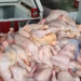 POLLO SE COMERCIALIZA A BS 16 EL KILO EN EL MERCADO CAMPESINO