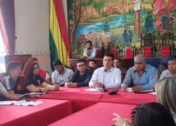 Alcalde se reúne con FEJUVE y garantiza que no se elevará el precio de los pasajes en Tarija