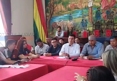 Alcalde se reúne con FEJUVE y garantiza que no se elevará el precio de los pasajes en Tarija